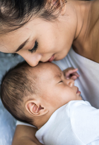 bebé durmiendo junto a mamá plácidamente