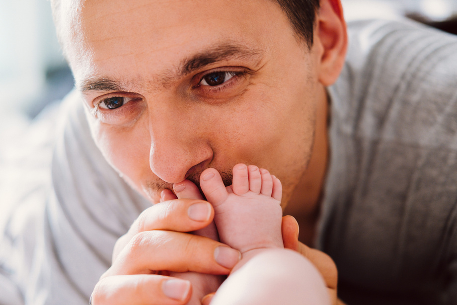 Padre mirando con ternura a su bebe