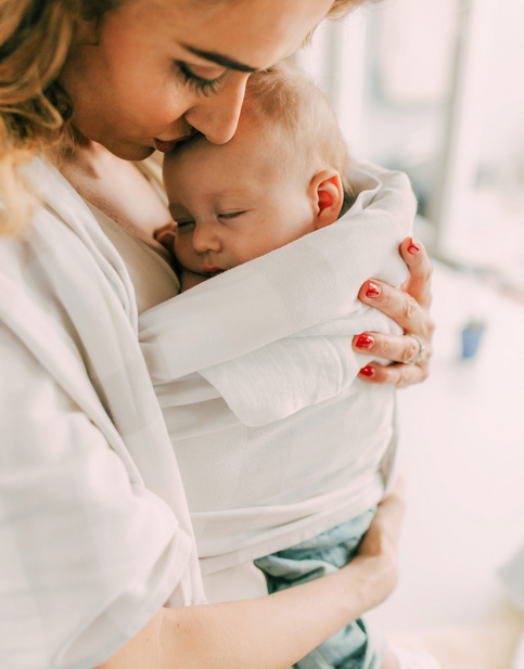 Mujer sujetando a su bebe en brazos