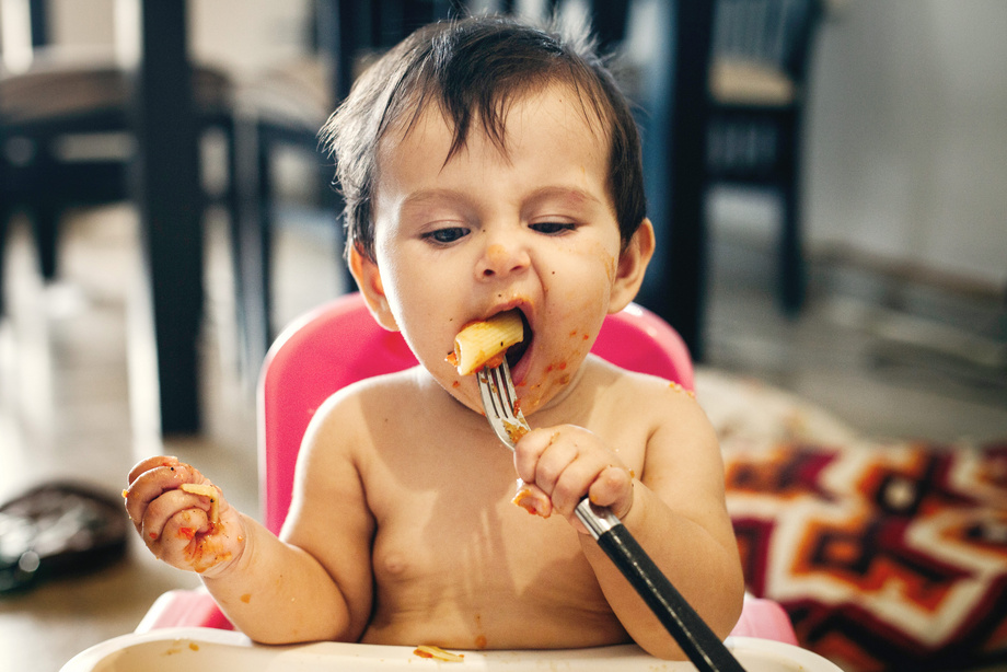 Bebé comiendo pasta con tenedor - Humana Baby