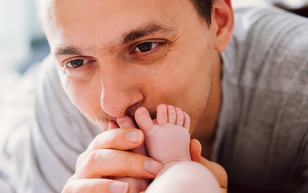 Papá contento con su bebé