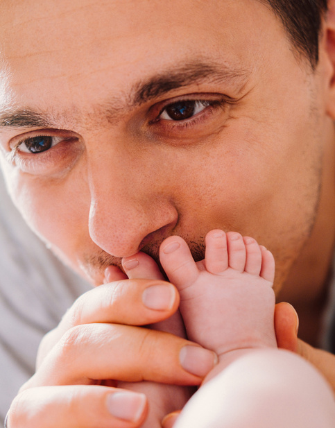 Padre cuidando de su bebé para evitar cólicos