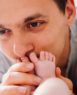 Padre feliz cuidando bebe