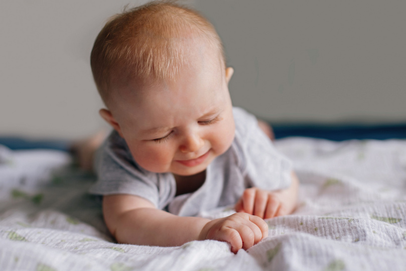 Bebé jugando encima de la cama - Humana baby