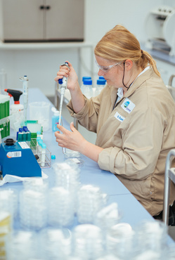 Mujer en laboratorio Humana