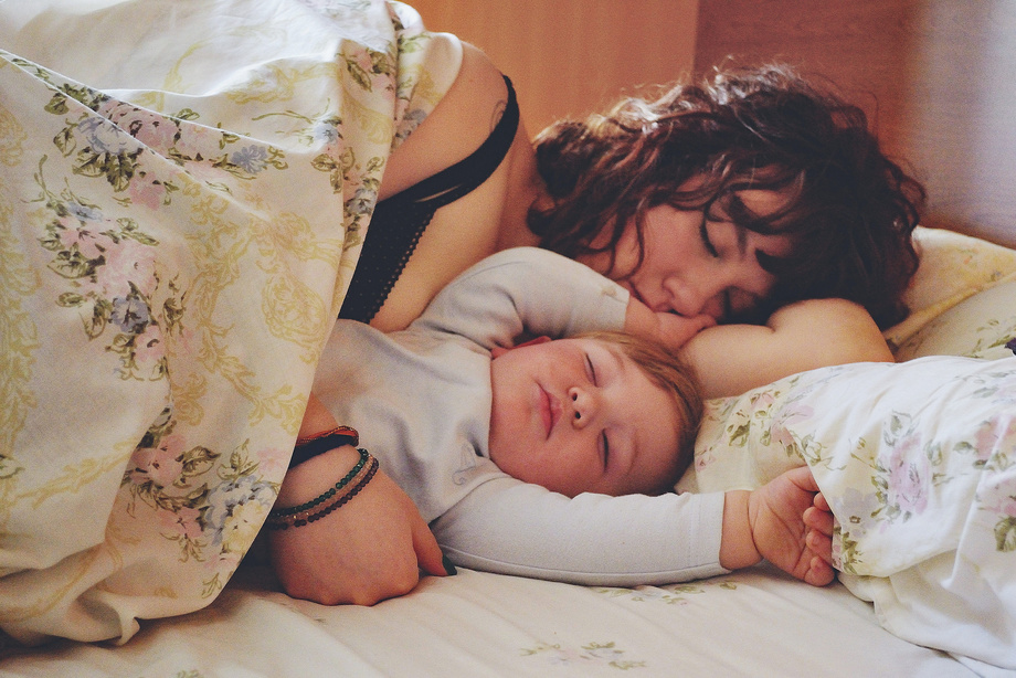 mamá y bebé durmiendo juntos en la cama