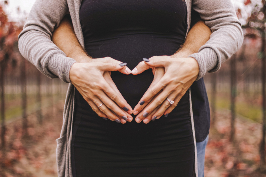 Embarazada con su marido sujetando la barriga