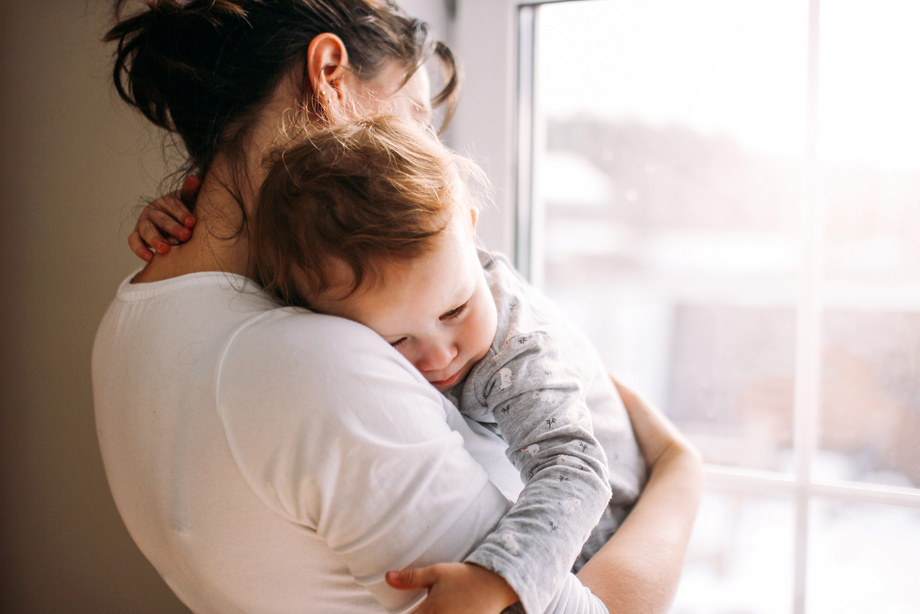 bebé durmiendo sobre el hombro de mamá