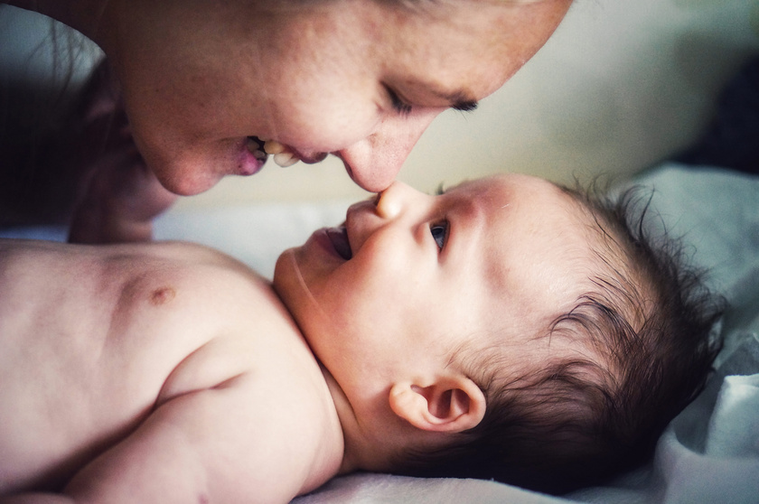 madre sonriendo a su bebé