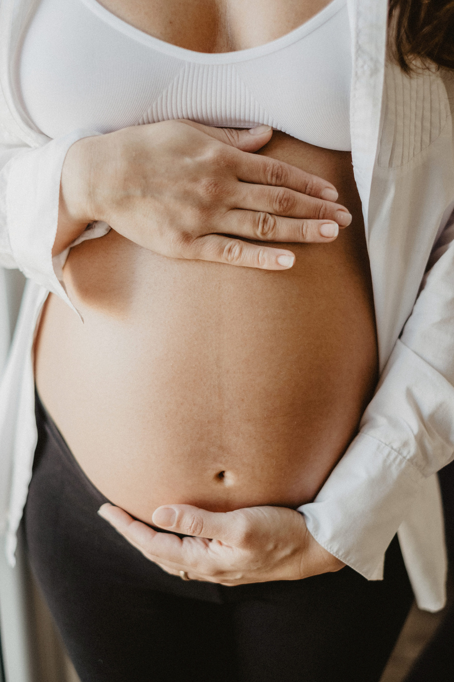 vientre de una mujer embarazada último trimestre