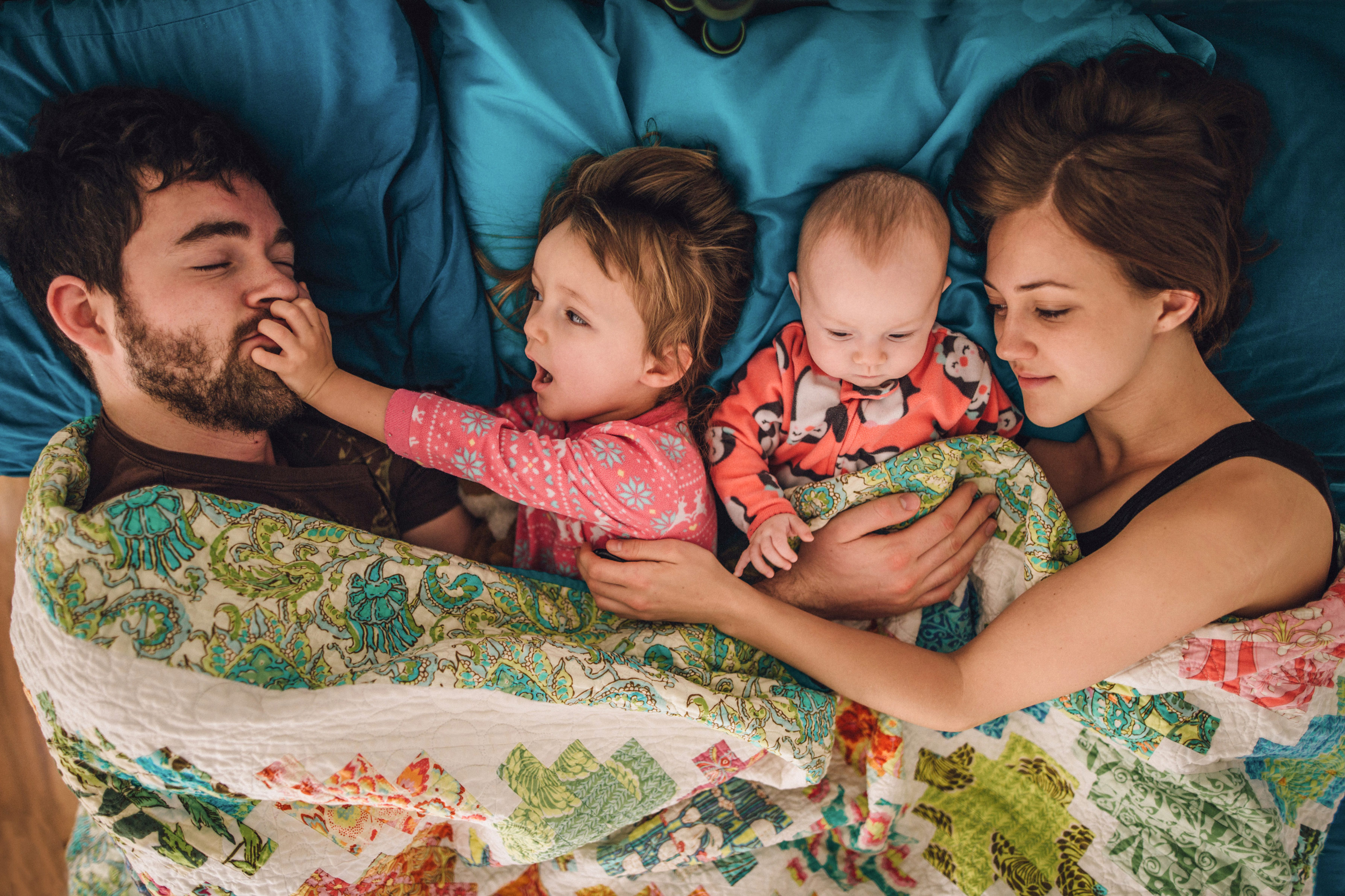 familia en la cama durmiendo 